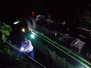 Sopir Truk Batu Bara Tewas Usai Kendaraannya Terjun ke Bawah Jembatan