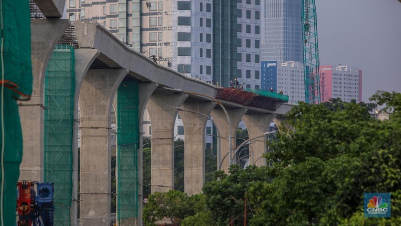 Suasana pengerjaan proyek LRT Jakarta Fase 1B di Jakarta, Kamis (17/7/2025). (CNBC Indonesia/Faisal Rahman)