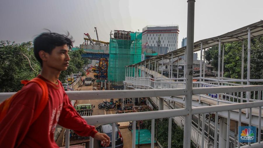 Suasana pengerjaan proyek LRT Jakarta Fase 1B di Jakarta, Kamis (17/7/2025). (CNBC Indonesia/Faisal Rahman)