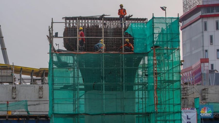 Suasana pengerjaan proyek LRT Jakarta Fase 1B di Jakarta, Kamis (17/7/2025). (CNBC Indonesia/Faisal Rahman)
