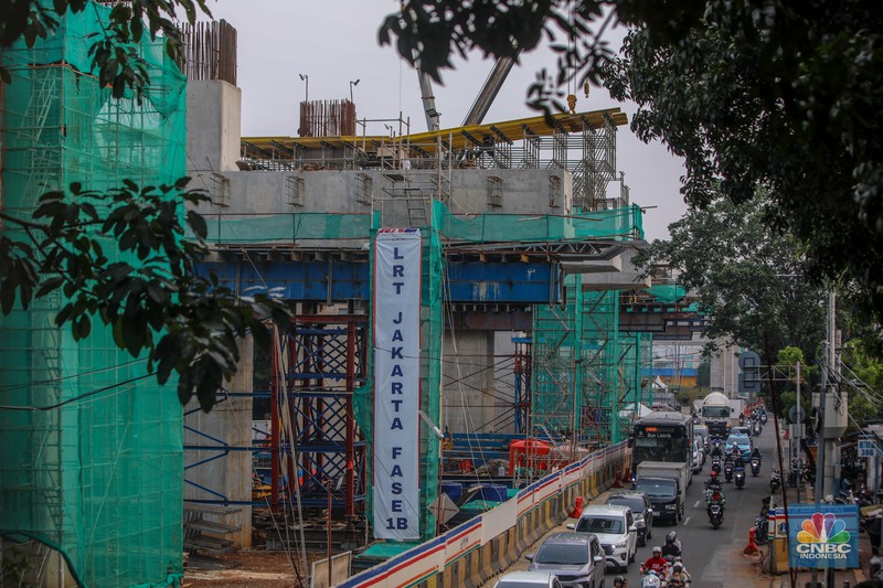 Suasana pengerjaan proyek LRT Jakarta Fase 1B di Jakarta, Kamis (17/7/2025). Suasana pengerjaan proyek LRT Jakarta Fase 1B di Jakarta, Kamis (17/7/2025). (CNBC Indonesia/Faisal Rahman)