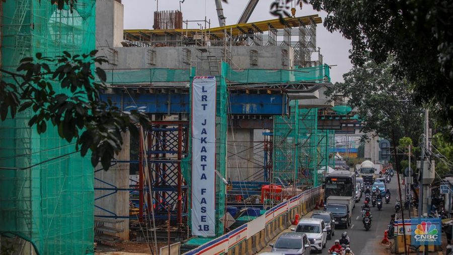 Suasana pengerjaan proyek LRT Jakarta Fase 1B di Jakarta, Kamis (17/7/2025). (CNBC Indonesia/Faisal Rahman)