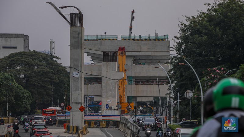 Suasana pengerjaan proyek LRT Jakarta Fase 1B di Jakarta, Kamis (17/7/2025). (CNBC Indonesia/Faisal Rahman)