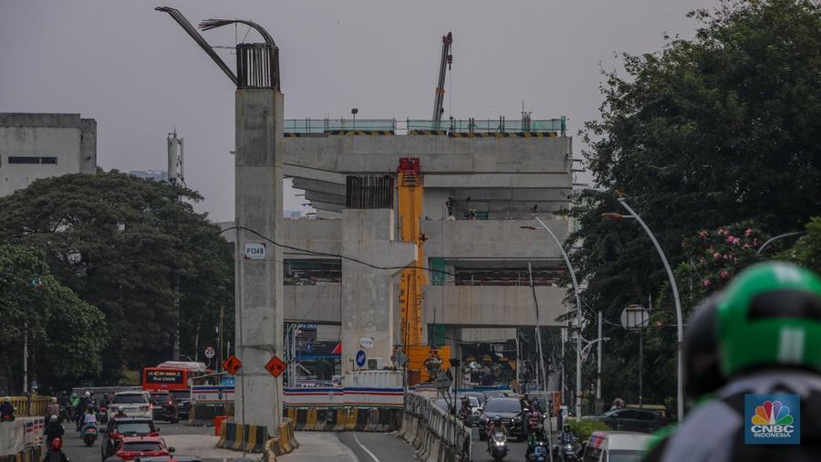 Suasana pengerjaan proyek LRT Jakarta Fase 1B di Jakarta, Kamis (17/7/2025). (CNBC Indonesia/Faisal Rahman)