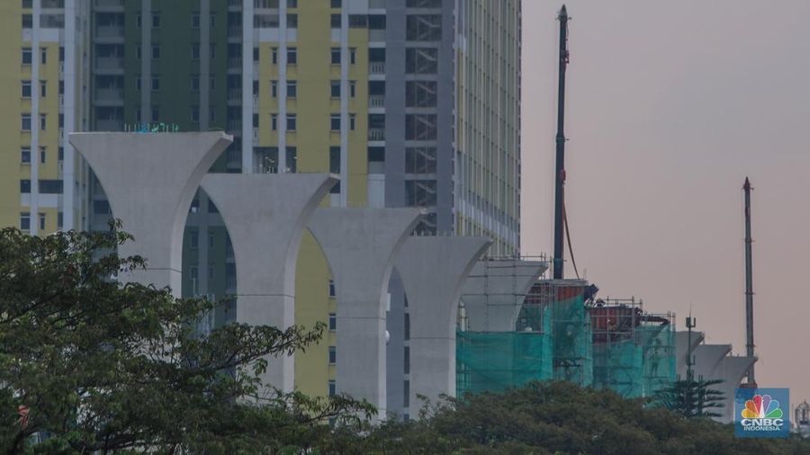 Suasana pengerjaan proyek LRT Jakarta Fase 1B di Jakarta, Kamis (17/7/2025). (CNBC Indonesia/Faisal Rahman)