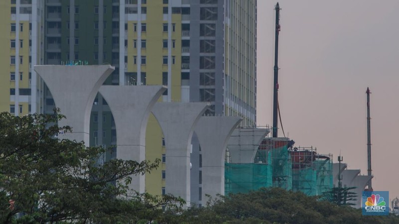 Suasana pengerjaan proyek LRT Jakarta Fase 1B di Jakarta, Kamis (17/7/2025). (CNBC Indonesia/Faisal Rahman)