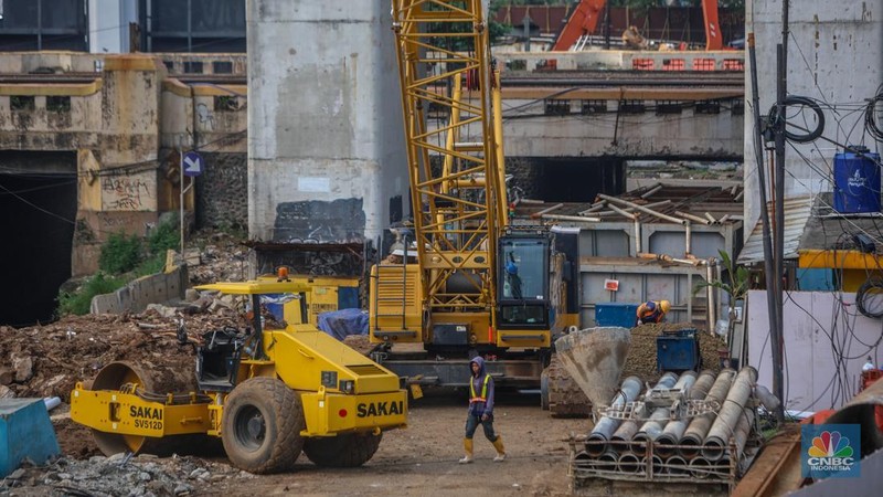 Suasana pengerjaan proyek LRT Jakarta Fase 1B di Jakarta, Kamis (17/7/2025). (CNBC Indonesia/Faisal Rahman)
