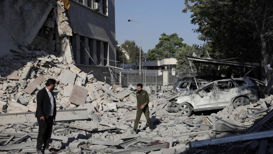Smoke rises after Israeli strikes on Syria's defense ministry in Damascus, according to Al Jazeera TV, in Damascus, Syria July 16, 2025. REUTERS/Khalil Ashawi