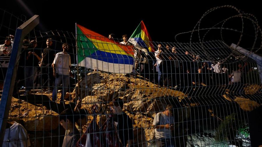 SYRIA-SECURITY/DRUZE-DAMASCUS Smoke rises after Israeli strikes on Syria's defense ministry in Damascus, according to Al Jazeera TV, in Damascus, Syria July 16, 2025. REUTERS/Khalil Ashawi