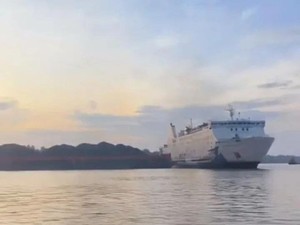 Tongkang Batubara Tabrak KM Dharma Kartika, Penumpang Berhamburan