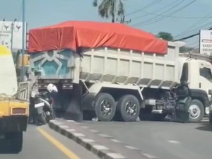 Macet 2 Km di Simpang 5 Mandai Makassar, Ada Truk Mogok di Maros