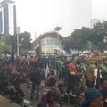Ratusan Ojol Unjuk Rasa di Monas, Tolak Komisi 10% & Status Buruh