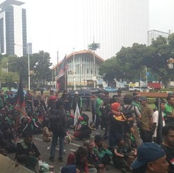 Ratusan Ojol Unjuk Rasa di Monas, Tolak Komisi 10% & Status Buruh