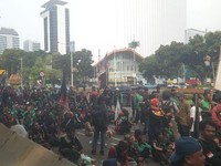 Ratusan Ojol Unjuk Rasa di Monas, Tolak Komisi 10% & Status Buruh