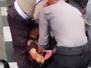 Video: Viral Polisi Nangis Minta Tolong saat Dijemput Provos di Ternate