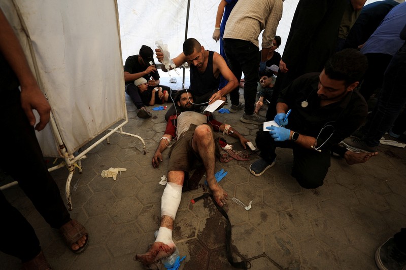 Pemandangan kerusakan Gereja Keluarga Kudus di Kota Gaza setelah serangan Israel terhadap gereja tersebut, di lingkungan Zeitoun, Kota Gaza pada 17 Juli 2025. (Photo by Omar AL-QATTAA / AFP)