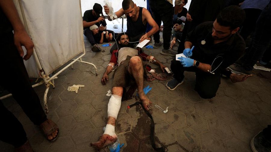 Pemandangan kerusakan Gereja Keluarga Kudus di Kota Gaza setelah serangan Israel terhadap gereja tersebut, di lingkungan Zeitoun, Kota Gaza pada 17 Juli 2025. (Photo by Omar AL-QATTAA / AFP)