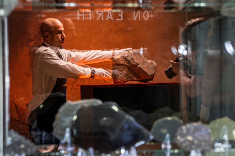 AUCTION-MARS METEORITE/NEW YORK FILE PHOTO: Meteorit NWA 16788, potongan Mars terbesar yang diketahui di Bumi, dipamerkan dalam pratinjau pers lelang Sotheby’s Natural History di New York City, AS, 8 Juli 2025. REUTERS/Eduardo Munoz/Foto Arsip