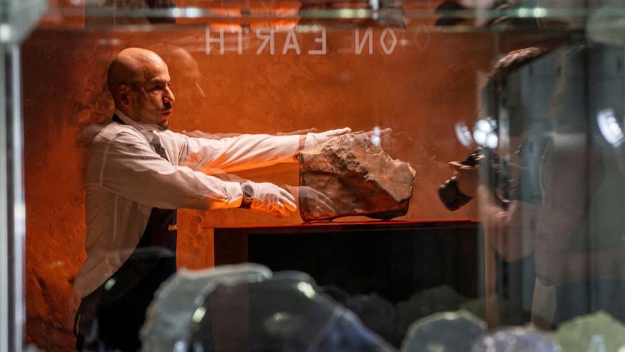 AUCTION-MARS METEORITE/NEW YORK Meteorit NWA 16788, potongan Mars terbesar yang diketahui di Bumi, dipamerkan dalam pratinjau pers lelang Sotheby’s Natural History di New York City, AS, 8 Juli 2025. REUTERS/Eduardo Munoz/Foto Arsip