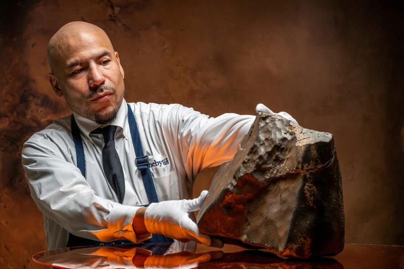 AUCTION-MARS METEORITE/NEW YORK FILE PHOTO: Meteorit NWA 16788, potongan Mars terbesar yang diketahui di Bumi, dipamerkan dalam pratinjau pers lelang Sotheby’s Natural History di New York City, AS, 8 Juli 2025. REUTERS/Eduardo Munoz/Foto Arsip