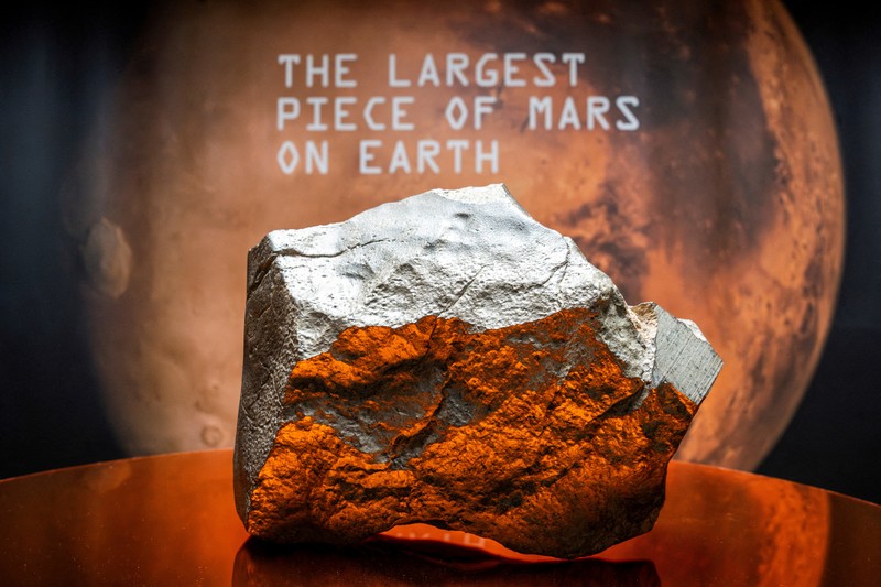 AUCTION-MARS METEORITE/NEW YORK FILE PHOTO: Meteorit NWA 16788, potongan Mars terbesar yang diketahui di Bumi, dipamerkan dalam pratinjau pers lelang Sotheby’s Natural History di New York City, AS, 8 Juli 2025. REUTERS/Eduardo Munoz/Foto Arsip