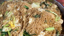 Bakmi Baskom: Bihun Goreng Bumbu Kacang yang Pedas Menyengat ala Mak Atun