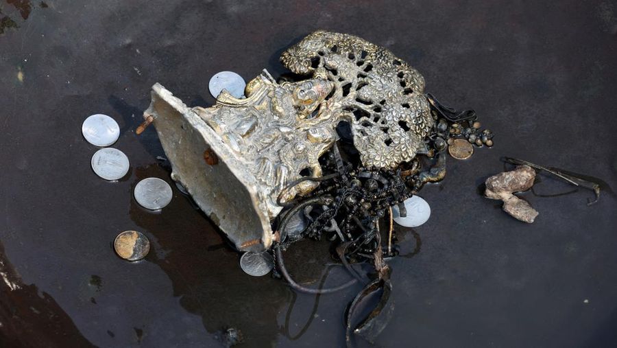 Ramu Gupta, seorang pria berusia 67 tahun yang pergi ke sungai untuk berburu koin dan barang berharga lainnya, mengeluarkan tas berisi plastik dari perairan sungai Yamuna di New Delhi, India, 26 Juni 2025. Ramu Gupta, seorang pria berusia 67 tahun yang pergi ke sungai untuk berburu koin dan barang berharga lainnya, mengeluarkan tas berisi plastik dari perairan sungai Yamuna di New Delhi, India, 26 Juni 2025. (REUTERS/Bhawika Chhabra)