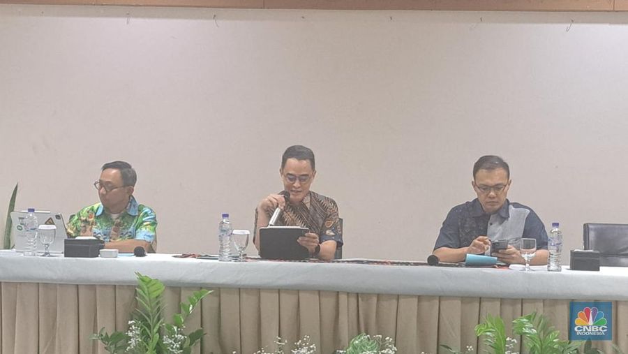 Direktur Departemen Kebijakan Ekonomi dan Moneter (DKEM) BI Juli Budi Winantya dan Kepala Ekonom Bank Central Asia (BCA), David  Sumual dalam Editors Briefing Bank Indonesia, di Labuan Bajo, Jumat (18/7/2025). (CNBC Indonesia/Hadijah Alaydrus)
