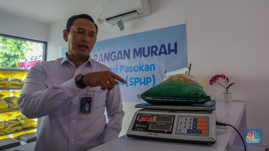 Direktur Utama Perum Bulog, Ahmad Rizal Rhamdani saat ditemui di Kantor Pos Fatmawati, Jakarta, Jumat (18/7/2025). (CNBC Indonesia/Faisal Rahman)
