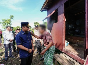 Gubernur Sulsel Beri Bantuan Bedah Rumah untuk Warga Kurang Mampu di Barru