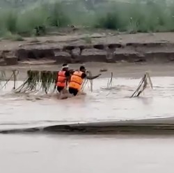 Banjir Bandang Gulung Tetangga RI, Korban Jiwa Berjatuhan