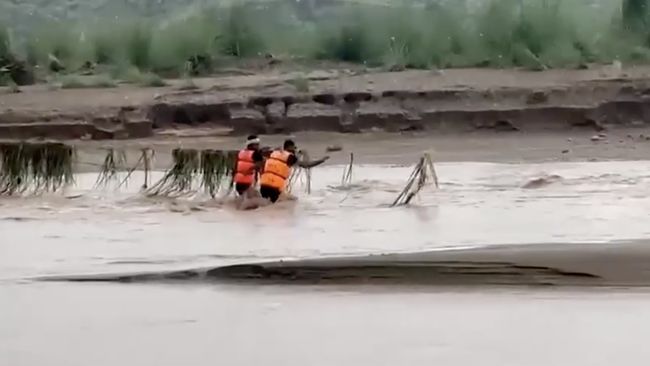 Banjir Bandang Gulung Tetangga RI, Korban Jiwa Berjatuhan