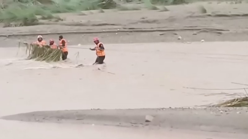 Hujan deras yang mengguyur Provinsi Punjab, Pakistan, menewaskan sedikitnya 63 orang dan melukai hampir 300 orang. (Reuters TV)