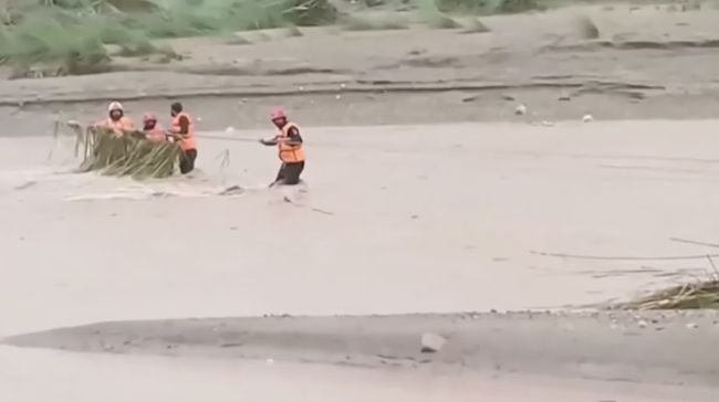 7 Relawan Tewas Tertimbun Longsor Saat Perbaiki Drainase Banjir