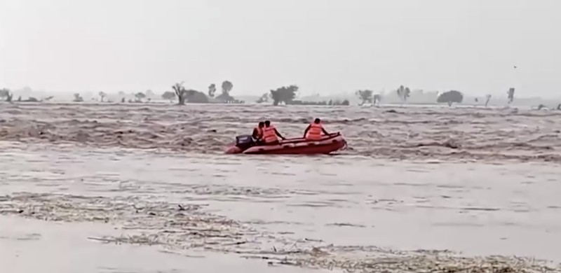 Hujan deras yang mengguyur Provinsi Punjab, Pakistan, menewaskan sedikitnya 63 orang dan melukai hampir 300 orang. (Reuters TV)