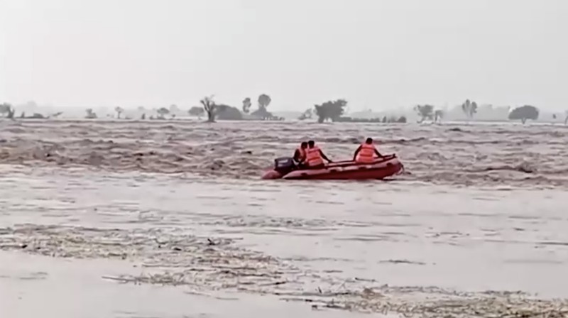Hujan deras yang mengguyur Provinsi Punjab, Pakistan, menewaskan sedikitnya 63 orang dan melukai hampir 300 orang. (Reuters TV)