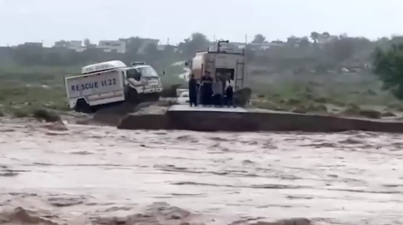 Hujan deras yang mengguyur Provinsi Punjab, Pakistan, menewaskan sedikitnya 63 orang dan melukai hampir 300 orang. (Reuters TV)