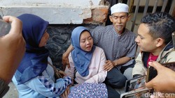 Tangis Mela Pecah Anaknya Tewas Saat Pesta Pernikahan Anak Demul