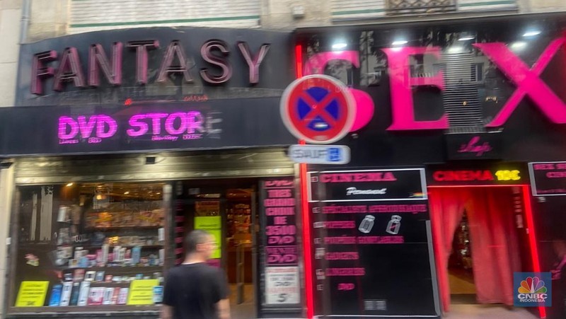 Melihat 'Red Distrik' Paris Pigalle, Dulu Terbesar Eropa Sebelum Pindah ke Amsterdam. (CNBC Indonesia/Seft Oktarianisa)