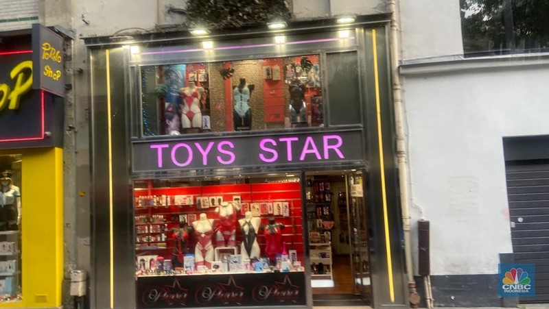 Melihat 'Red Distrik' Paris Pigalle, Dulu Terbesar Eropa Sebelum Pindah ke Amsterdam. (CNBC Indonesia/Seft Oktarianisa)