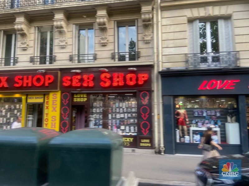 Melihat 'Red Distrik' Paris Pigalle, Dulu Terbesar Eropa Sebelum Pindah ke Amsterdam. Melihat 'Red Distrik' Paris Pigalle, Dulu Terbesar Eropa Sebelum Pindah ke Amsterdam. (CNBC Indonesia/Seft Oktarianisa)
