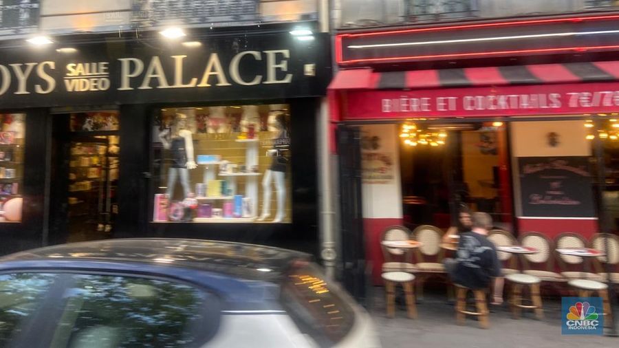 Melihat 'Red Distrik' Paris Pigalle, Dulu Terbesar Eropa Sebelum Pindah ke Amsterdam. (CNBC Indonesia/Seft Oktarianisa)