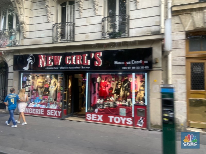Melihat 'Red Distrik' Paris Pigalle, Dulu Terbesar Eropa Sebelum Pindah ke Amsterdam. (CNBC Indonesia/Seft Oktarianisa)