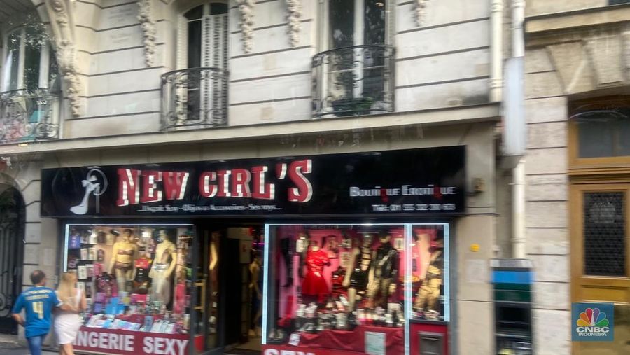 Melihat 'Red Distrik' Paris Pigalle, Dulu Terbesar Eropa Sebelum Pindah ke Amsterdam. (CNBC Indonesia/Seft Oktarianisa)