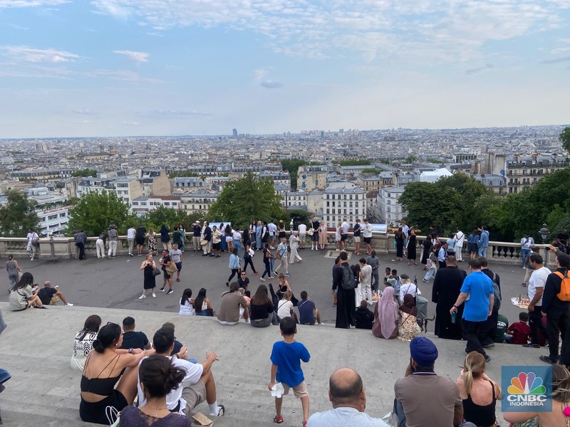 Menikmati Basilika Sacré-Cœur di Puncak Gunung Montmartre, Wisata Prancis Tempat Sejoli 'Menggembok' Cinta. (CNBC Indonesia/Seft Oktarianisa)