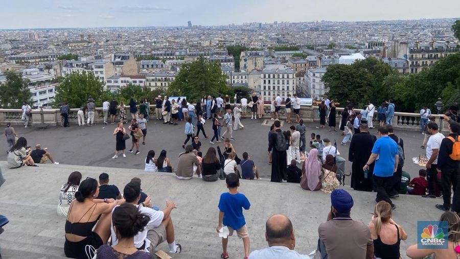 Menikmati Basilika Sacré-Cœur di Puncak Gunung Montmartre, Wisata Prancis Tempat Sejoli 'Menggembok' Cinta. (CNBC Indonesia/Seft Oktarianisa)