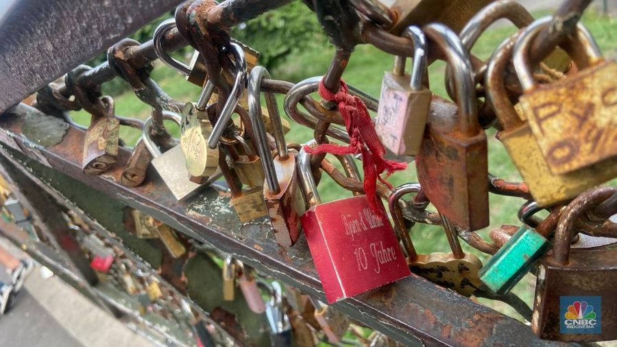 Menikmati Basilika Sacré-Cœur di Puncak Gunung Montmartre, Wisata Prancis Tempat Sejoli 'Menggembok' Cinta. (CNBC Indonesia/Seft Oktarianisa)