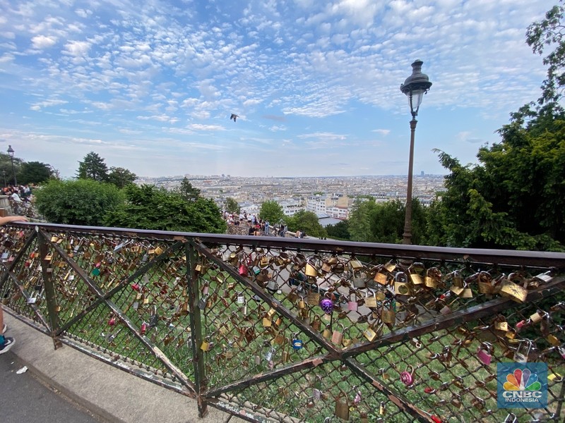 Menikmati Basilika Sacré-Cœur di Puncak Gunung Montmartre, Wisata Prancis Tempat Sejoli 'Menggembok' Cinta. Menikmati Basilika Sacré-Cœur di Puncak Gunung Montmartre, Wisata Prancis Tempat Sejoli 'Menggembok' Cinta. (CNBC Indonesia/Seft Oktarianisa)