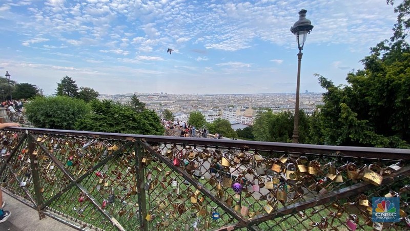 Menikmati Basilika Sacré-Cœur di Puncak Gunung Montmartre, Wisata Prancis Tempat Sejoli 'Menggembok' Cinta. (CNBC Indonesia/Seft Oktarianisa)