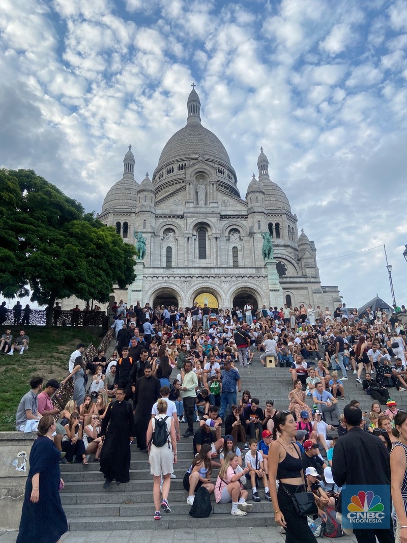 Menikmati Basilika Sacré-Cœur di Puncak Gunung Montmartre, Wisata Prancis Tempat Sejoli 'Menggembok' Cinta. (CNBC Indonesia/Seft Oktarianisa)